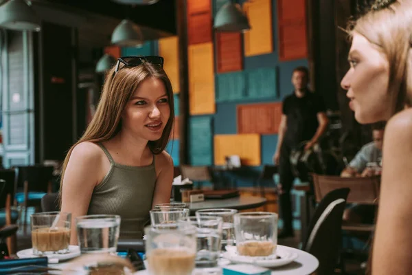Primer Plano Una Hermosa Chicas Hablando Mientras Sienta Café Centro —  Fotos de Stock