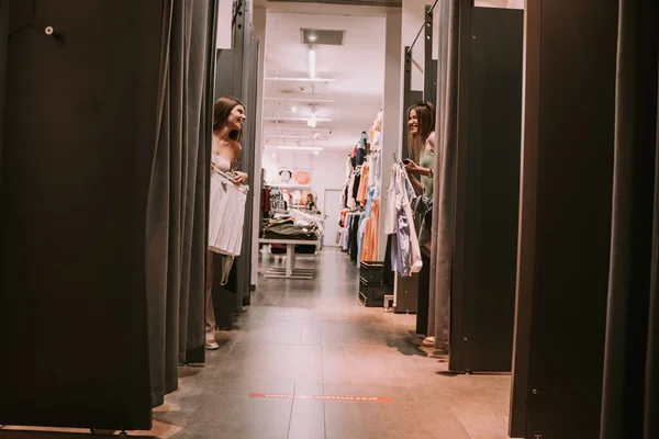 Duas Meninas Bonitas Sala Mudança Mostrando Suas Roupas Para Eachother — Fotografia de Stock