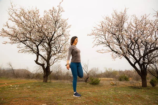 Meisje Strekt Haar Been Uit Natuur — Stockfoto