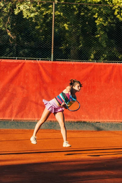 美しいですスポーツ女性とともにラケットは晴れた日にテニスをプレイ — ストック写真