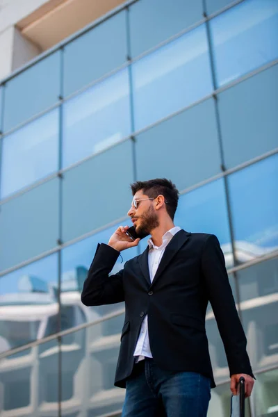 Geschäftsmann Telefoniert Stehen Vor Dem Gebäude — Stockfoto
