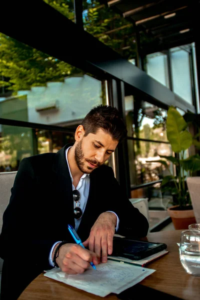 Homme Affaires Écrivant Des Notes Tout Étant Assis Dans Café — Photo