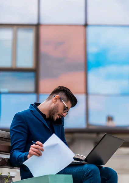 Junger Manager Blauen Anzug Der Pause Mit Laptop Und Handy — Stockfoto