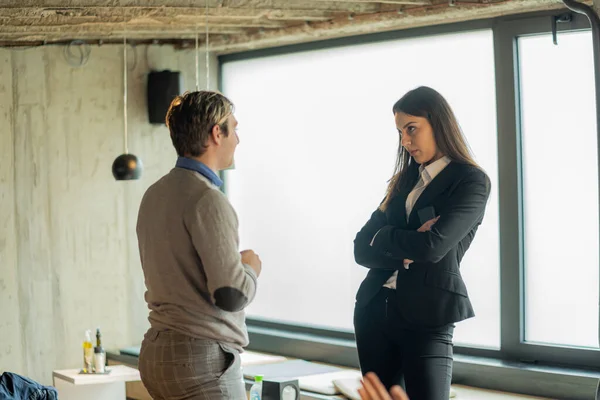 Dos Jóvenes Empresarios Increíbles Están Teniendo Una Conversación Seria — Foto de Stock