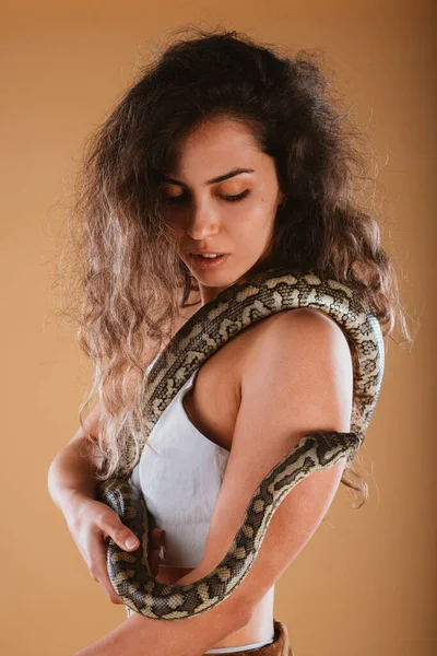 Close Uma Bela Garota Amazona Olhando Para Sua Grande Cobra — Fotografia de Stock