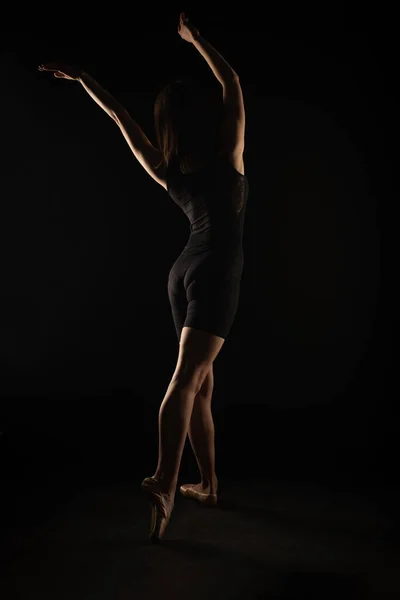 Bailarina Está Posando Costas Enquanto Dobra Seu Corpo Silhueta — Fotografia de Stock