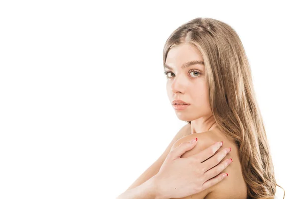 Menina Bonita Com Pele Fresca Está Tocando Seu Ombro Posando — Fotografia de Stock