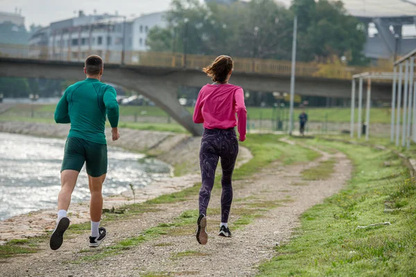 Cuplul Atractiv Puternic Aleargă Împreună Lângă Râu Dimineața — Fotografie, imagine de stoc