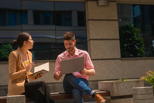 Junge Geschäftsleute Sitzen Auf Einer Bank Und Unterhalten Sich — Stockfoto