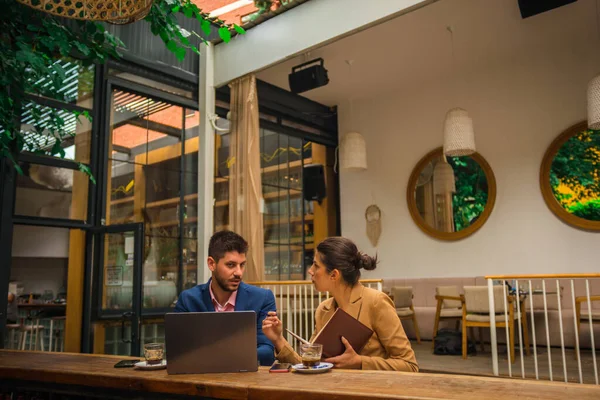 Een Knappe Zakenman Legt Zijn Mening Het Businessplan Uit Aan — Stockfoto