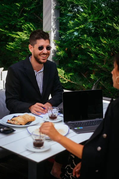 Ένας Όμορφος Επιχειρηματίας Χαμογελάει Και Μιλάει Γυναίκα Συνάδελφό Του Μια — Φωτογραφία Αρχείου