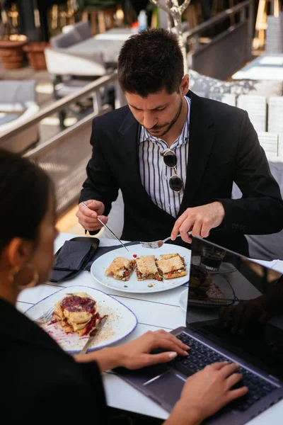 Homme Affaires Prend Son Petit Déjeuner Alors Que Collègue Féminine — Photo