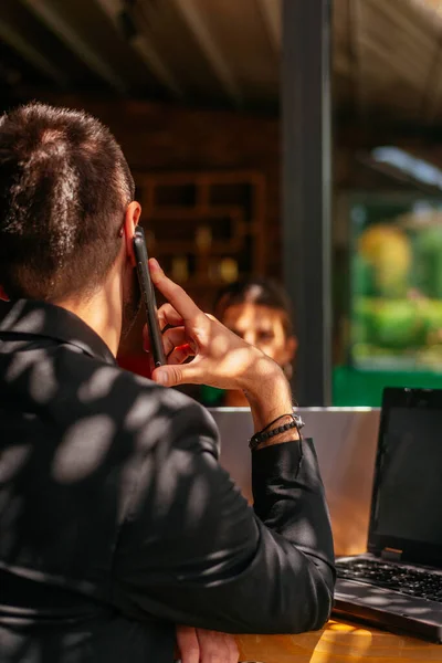 Zwei Geschäftsleute Erhielten Einen Anruf Für Ihr Projekt Sie Verhandeln — Stockfoto