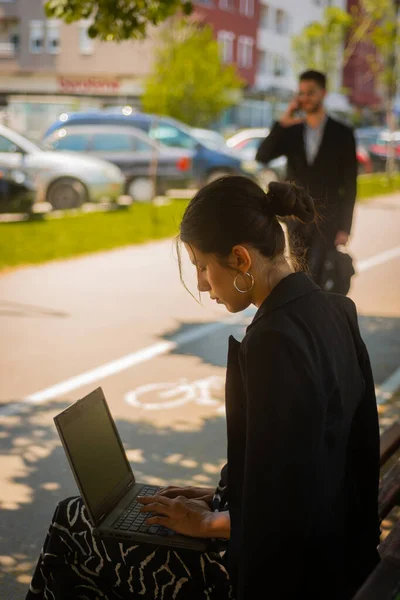 Joven Mujer Negocios Está Sentada Banco Trabajando Línea Día Soleado —  Fotos de Stock