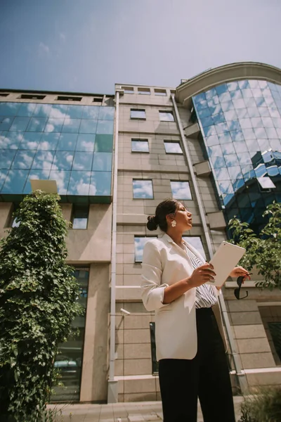 Schöne Geschäftsfrau Mit Weißem Mantel Steht Der Nähe Der Gebäude — Stockfoto