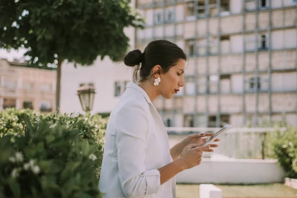 Schöne Geschäftsfrau Schaut Auf Ger Tablet Während Sie Der Rolle — Stockfoto