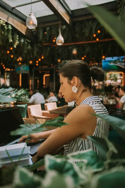 Hermosa Mujer Negocios Trabajando Computadora Portátil Mientras Está Sentada Café —  Fotos de Stock