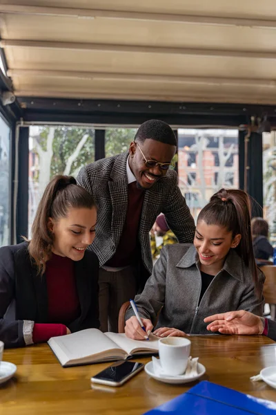 Groupe Gens Affaires Multiraciaux Font Des Plans Sur Entreprise Tout — Photo