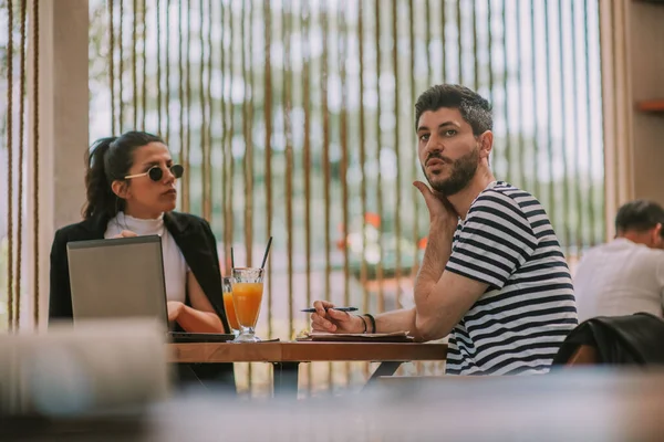 Przystojny Biznesmen Odwraca Wzrok Siedząc Rozmawiając Swoim Partnerem Kawiarni — Zdjęcie stockowe