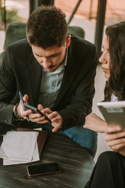 Primer Plano Los Socios Negocios Mirando Los Teléfonos Mientras Están — Foto de Stock