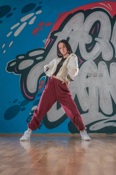 Aantrekkelijke Jonge Vrouw Doet Breakdance Bewegen Graffiti Achtergrond — Stockfoto