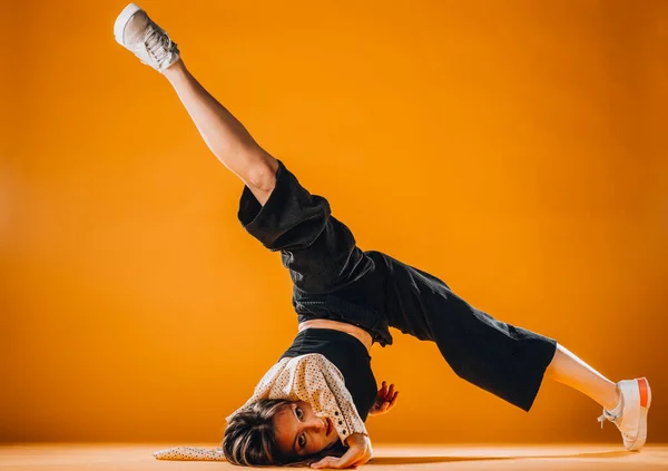 Ajuste Dançarina Jovem Realizando Uma Rotina Dança Estúdio Laranja — Fotografia de Stock