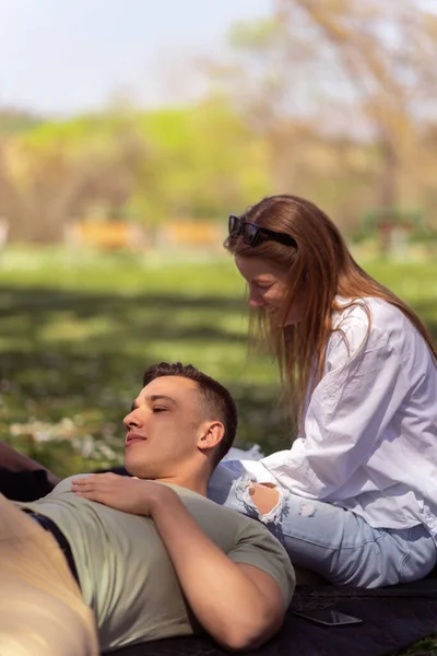 Fiatal Szép Pár Öltözött Alkalmi Romantikus Piknik Nyári Parkban Férfi — Stock Fotó