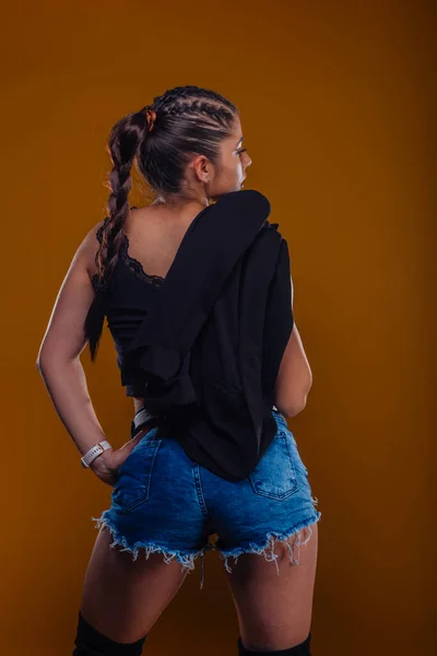 Rückansicht Einer Sexy Brünette Trägt Stilvolle Kleidung Posiert Isoliert Auf — Stockfoto