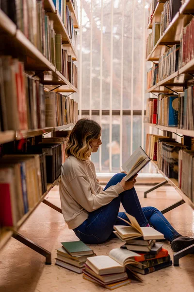 College Mädchen Sitzen Und Lesen Der Bibliothek — Stockfoto