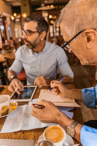 Zwei Leitende Geschäftsleute Diskutieren Und Schreiben Ihre Ideen — Stockfoto