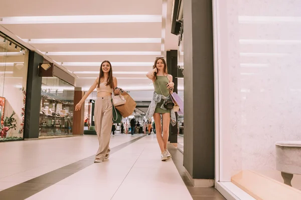 Dos Chicas Guapas Caminando Centro Comercial —  Fotos de Stock