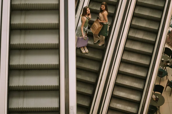 Duas Adolescentes Com Telemóveis Cair Escada Rolante — Fotografia de Stock