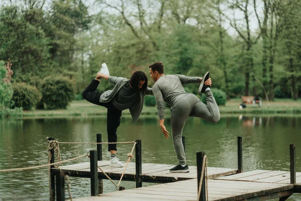 Primo Piano Una Coppia Forte Che Allena Insieme Sul Ponte — Foto Stock