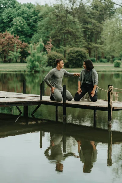 Schönes Paar Gespräch Auf Der Brücke See Park — Stockfoto