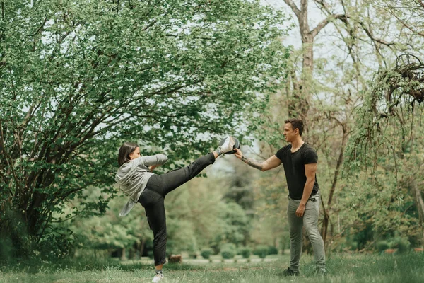 Schattig Meisje Met Been Tot Haar Vriend Staan Het Park — Stockfoto