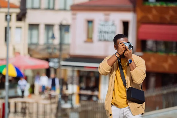 Homem Negro Está Tirando Fotos Centro Cidade — Fotografia de Stock