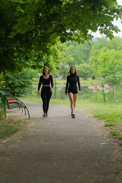 Twee Aantrekkelijke Mooie Meisjes Lopen Samen Praten Training — Stockfoto