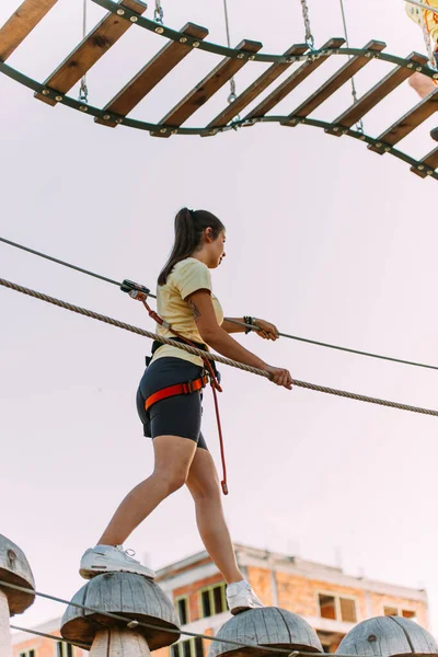 Young Girl Going Adventure Park Going Courses — Stock Photo, Image