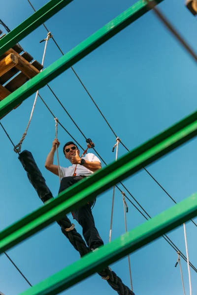 Knappe Getrainde Man Die Met Gemak Door Enkelvoudige Touwbrug Het — Stockfoto