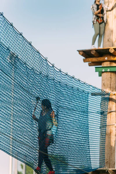 Linda Hermosa Chica Haciendo Camino Través Los Cursos Difíciles Parque — Foto de Stock