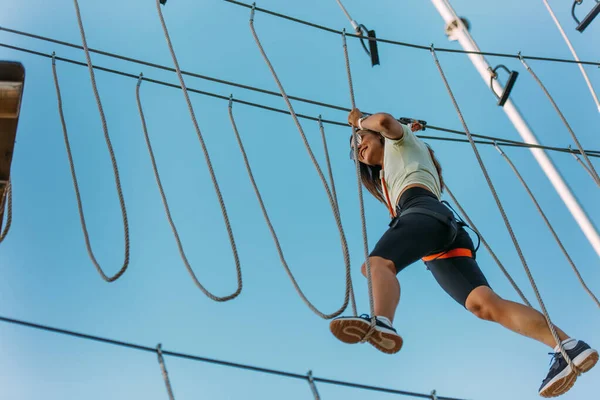 Menina Adolescente Enérgica Andando Cordas Focadas Determinadas Chegar Fim Parque — Fotografia de Stock