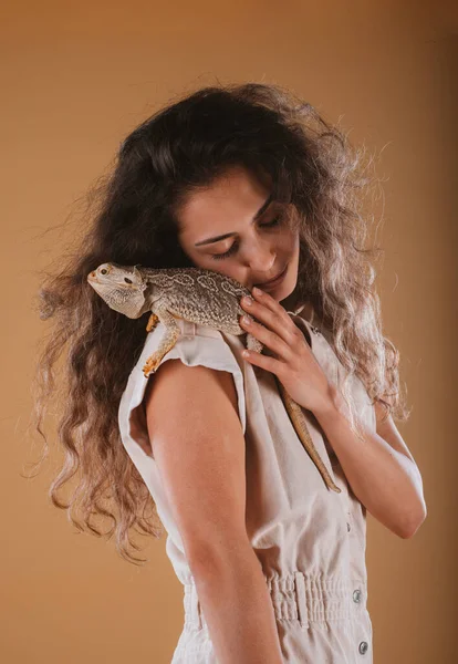 Schöne Schläfrige Zoowärterin Hält Ihre Echse Auf Der Schulter Während — Stockfoto