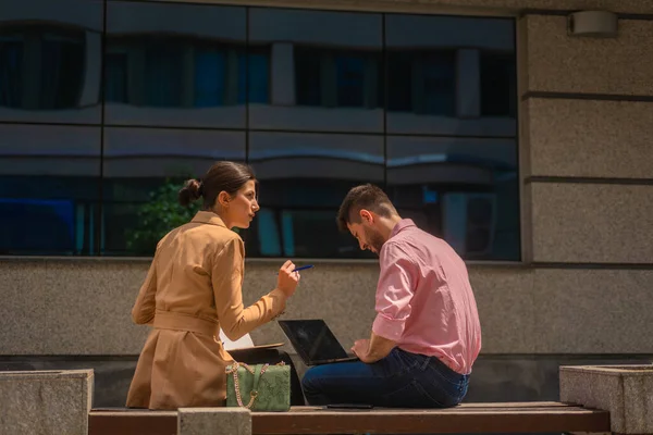 Zwei Geschäftsleute Sitzen Und Arbeiten Draußen Der Stadt Glücklich Einem — Stockfoto