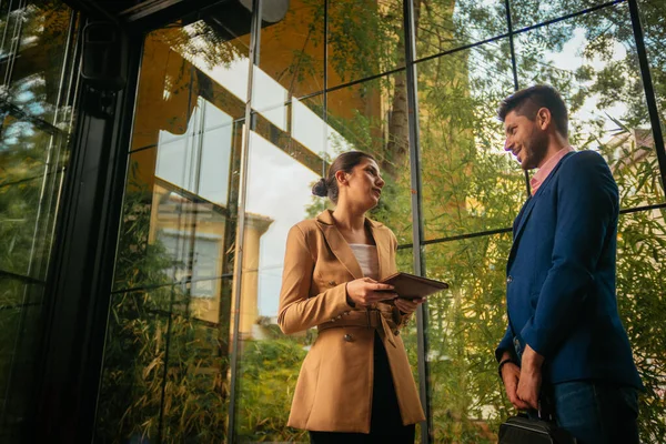 Ein Männlicher Geschäftsmann Flirtet Mit Seiner Kollegin Nachdem Sie Mit — Stockfoto