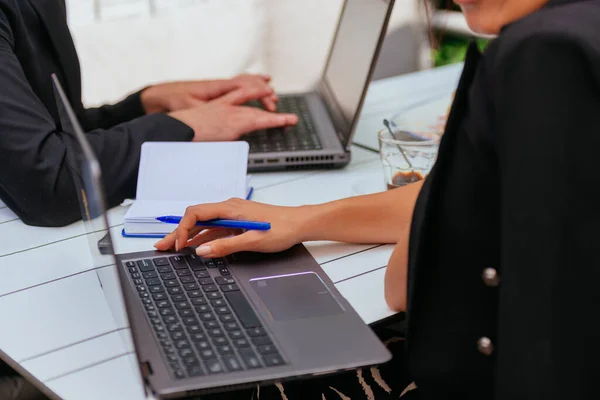 Biznesmeni Pracują Razem Online Kawiarni Słoneczny Dzień — Zdjęcie stockowe