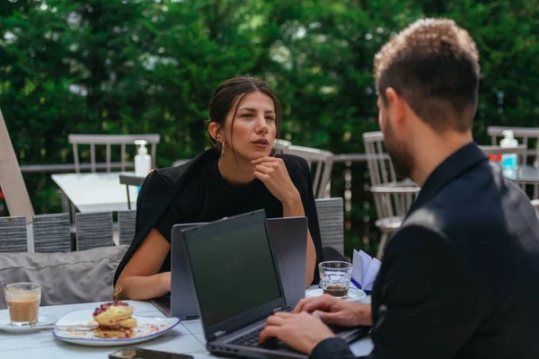 Çarpıcı Ortağı Güneşli Bir Günde Restoranın Terasında Projeleri Hakkında Sohbet — Stok fotoğraf