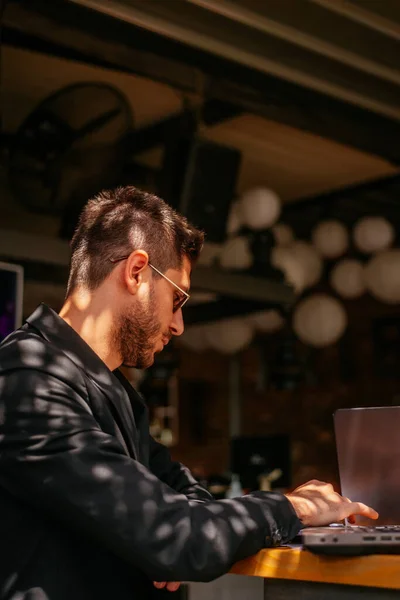 Yakışıklı Bir Adamı Güneşli Bir Günde Bir Kafede Internetten Çalışıyor — Stok fotoğraf