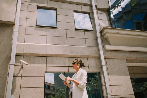 Όμορφη Επιχειρηματίας Λευκό Παλτό Στέκεται Κοντά Στο Κτίριο — Φωτογραφία Αρχείου