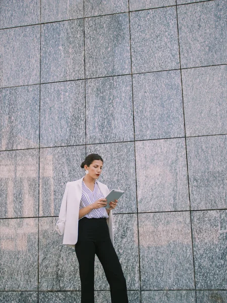 Güzel Bir Kadını Tabletiyle Binanın Önünde Duruyor — Stok fotoğraf