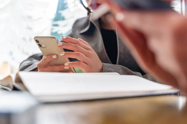 Amazing Attractive Biusiness Womam Working Her Phone Close — ストック写真